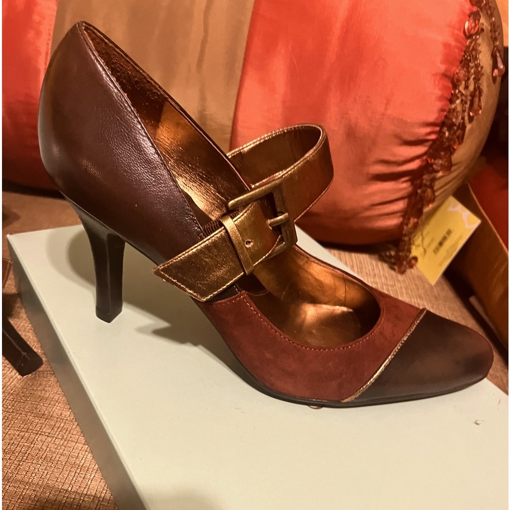 Size 7 women’s Gianni Bini 2 1/2 inch heel